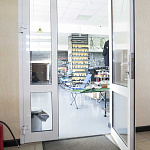 Дверь в торговый зал