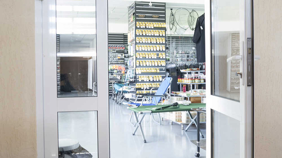 Дверь в торговый зал